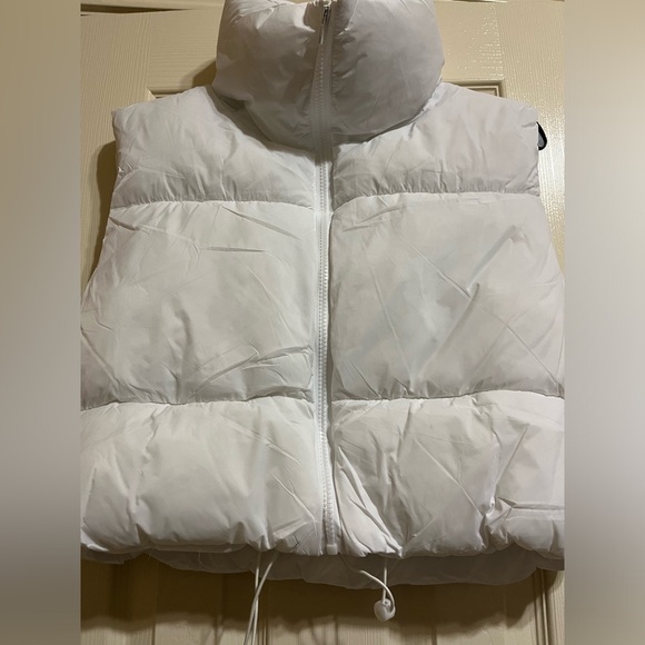 Women's White Cropped Puffer Vest NIP - Picture 3 of 5